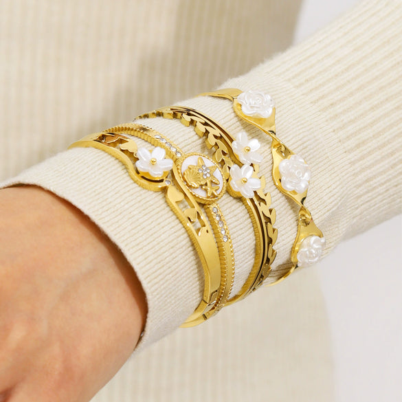 Wholesale Accessories Gold Plated Stainless Steel With Flower Elements Fashion Niche Design