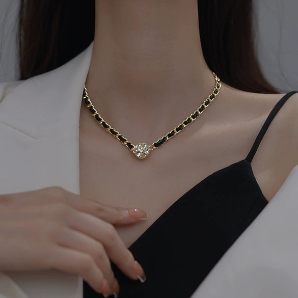 Wholesale Alloy And Leather Clavicle Chain With Rhinestone Pendant Retro Elegant Style Geometric Pattern Diamond Design
