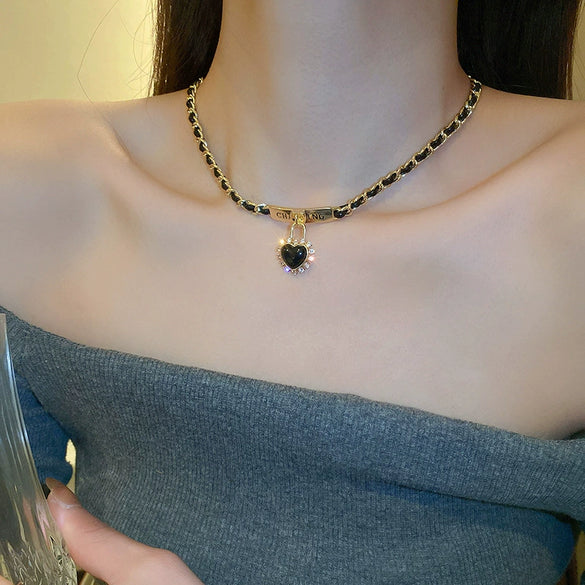 Wholesale Alloy And Leather Clavicle Chain With Rhinestone Pendant Retro Elegant Style Geometric Pattern Diamond Design
