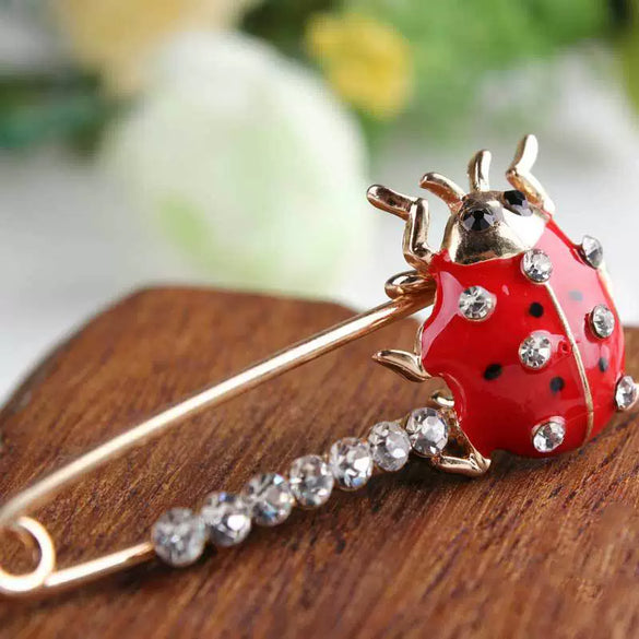 Wholesale Alloy Animal Brooch With Electroplating Fashionable Clothing Accessory