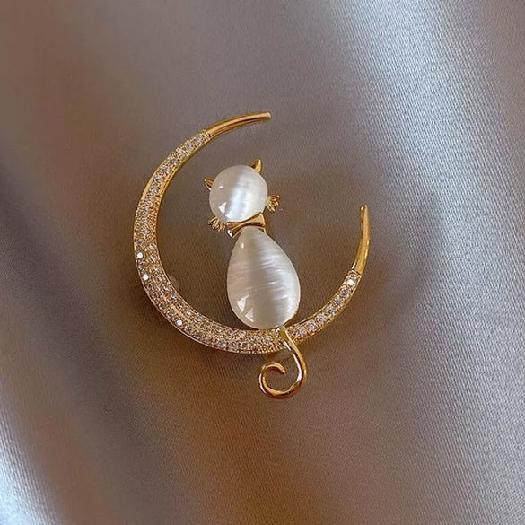 Wholesale Alloy Electroplated Minimalist Flower Shaped Women's Moon Kitten Brooch As Bag Accessory