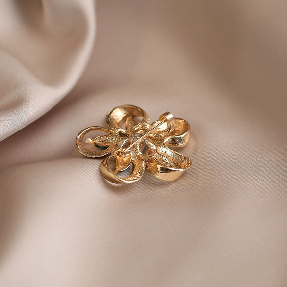 Wholesale Alloy Fiveleaf Flower Brooch Electroplated Women's Minimalist Light Luxury Fashion Pearl Corsage Cardigan Pin Elegant Accessories