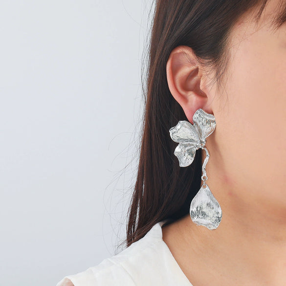 Wholesale Alloy Flower And Leaves Pattern Electroplated Women's Fashion Earrings