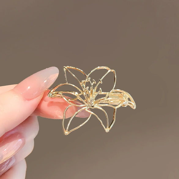 Wholesale Alloy Flower Hollow Electroplated Women's Brooch Fashion Elegant Suit Shirt Accessories Pin