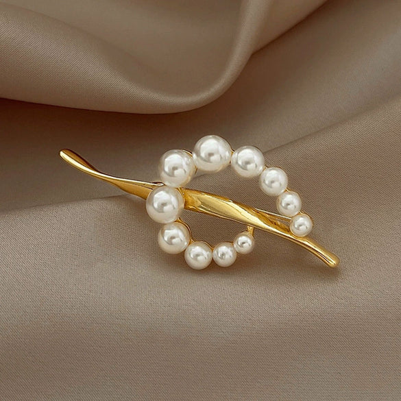 Wholesale Alloy Flower Pearl Women's Brooch Electroplated