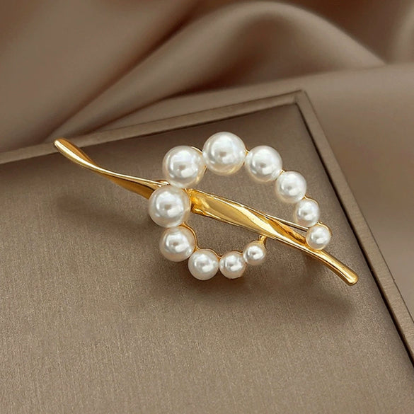 Wholesale Alloy Flower Pearl Women's Brooch Electroplated