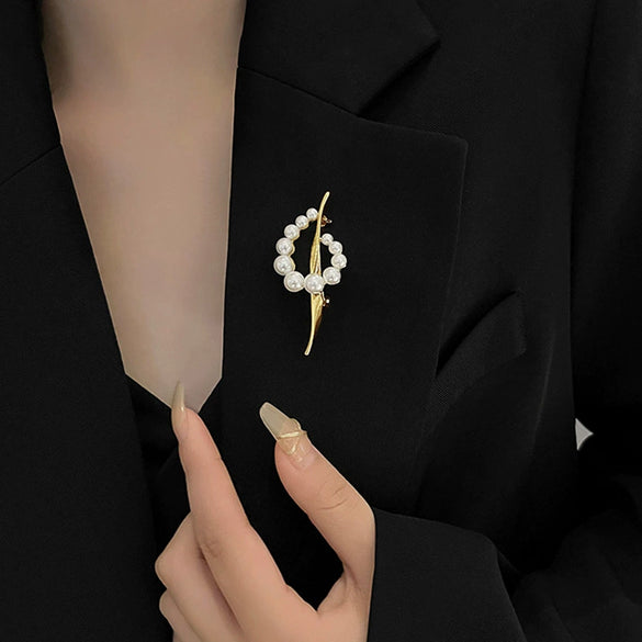 Wholesale Alloy Flower Pearl Women's Brooch Electroplated