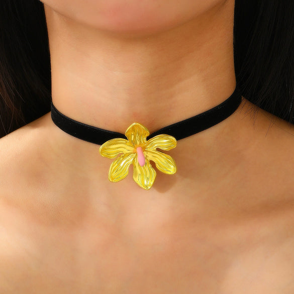 Wholesale Alloy Flower Pendant Necklace With Colorful Cotton Rope And Electroplating For Women