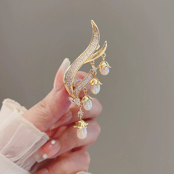 Wholesale Alloy Flower Tassel Smart Pearl Brooch For Women With Electroplating Design