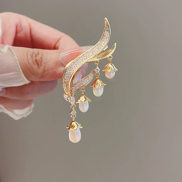 Wholesale Alloy Flower Tassel Smart Pearl Brooch For Women With Electroplating Design