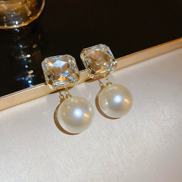 Wholesale Alloy Geometric Earrings With Diamond And Pearl Retro Light Luxury Electroplated For Women