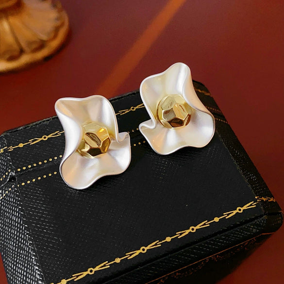 Wholesale Alloy Geometric Electroplated Pleated Round Earrings For Women Highend Cold Style