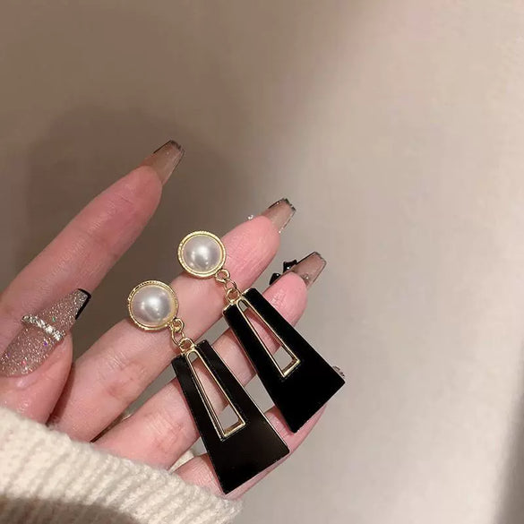Wholesale Alloy Geometric Electroplating Women's Light Luxury Exaggerated Earrings