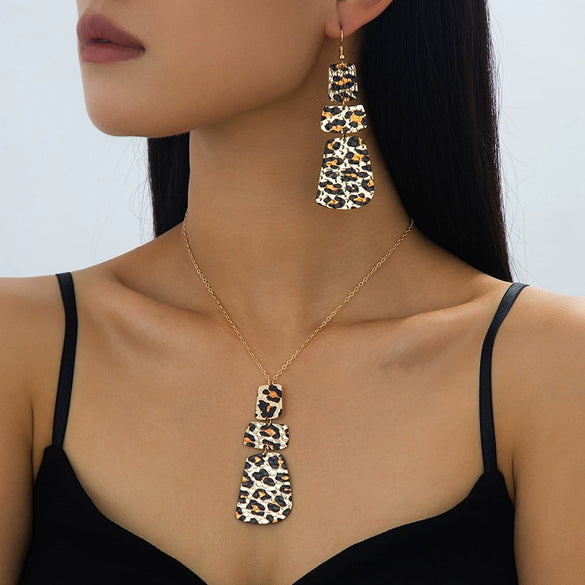 Wholesale Alloy Geometric Leopard Print Round Pendant Necklace And Earring Set Electroplated Women's Jewelry