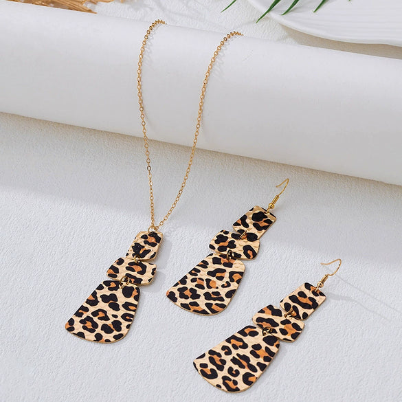 Wholesale Alloy Geometric Leopard Print Round Pendant Necklace And Earring Set Electroplated Women's Jewelry