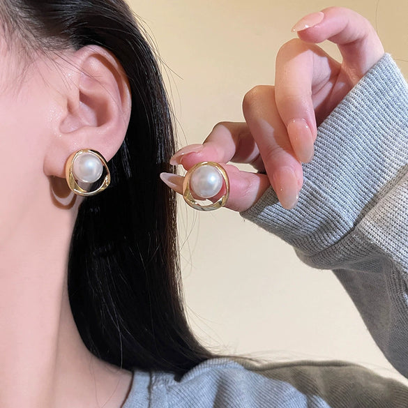 Wholesale Alloy Geometric Retro Circle Pearl Earrings For Women Electroplated Design