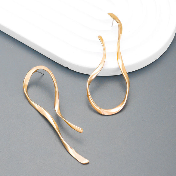 Wholesale Alloy Geometric Twisted Asymmetric Lineshaped Retro Earrings For Women With Electroplating