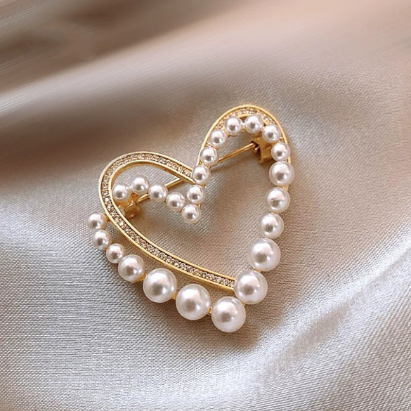 Wholesale Alloy Hollow Pearl Flower Love Brooch For Women Electroplated Natural Style High End Elegant Suit Corsage Accessories
