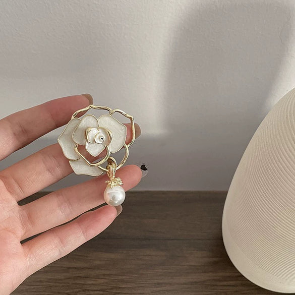 Wholesale Alloy Leaves Pattern Electroplated Camellia Pearl Women's Coat Brooch Fashion Accessories