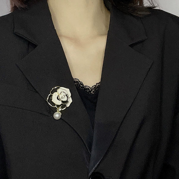 Wholesale Alloy Leaves Pattern Electroplated Camellia Pearl Women's Coat Brooch Fashion Accessories