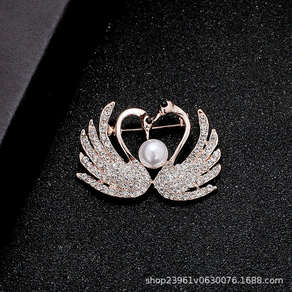 Wholesale Alloy Natural Style Leaf Feather Rhinestone And Pearl Brooch With Flower Pattern And Electroplating Treatment For Ladies