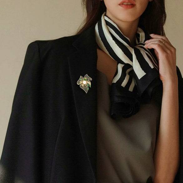 Wholesale Alloy Pearl Flower Brooch For Women With Electroplating Treatment Natural Style