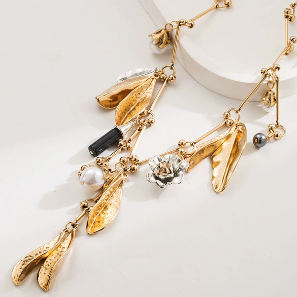 Wholesale Alloy Pearl Leaf Geometric Retro Pendant Clavicle Necklace For Women With Electroplating
