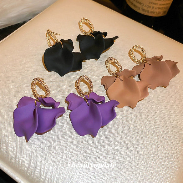 Wholesale Alloy Petal Earrings With Flowers Pattern And Baking Paint Treatment For Women French Retro Style