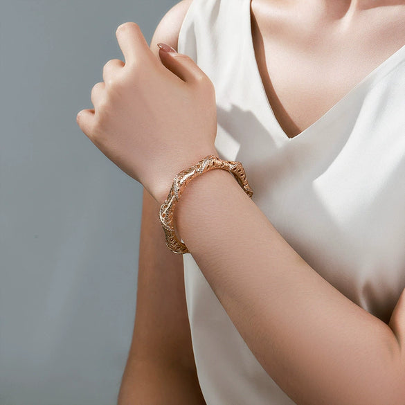 Wholesale Alloy Retro Light Luxury Electroplated Bracelet For Women