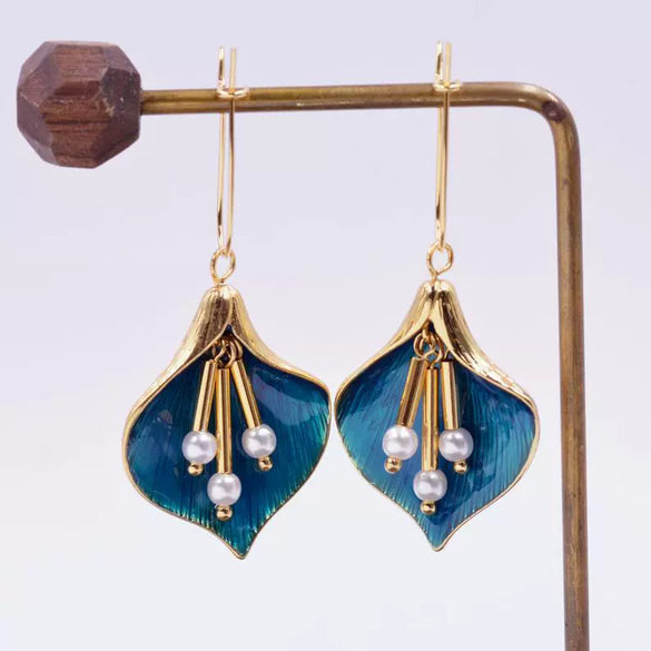 Wholesale Alloy Retro Style Flower Earrings With Electroplating For Women