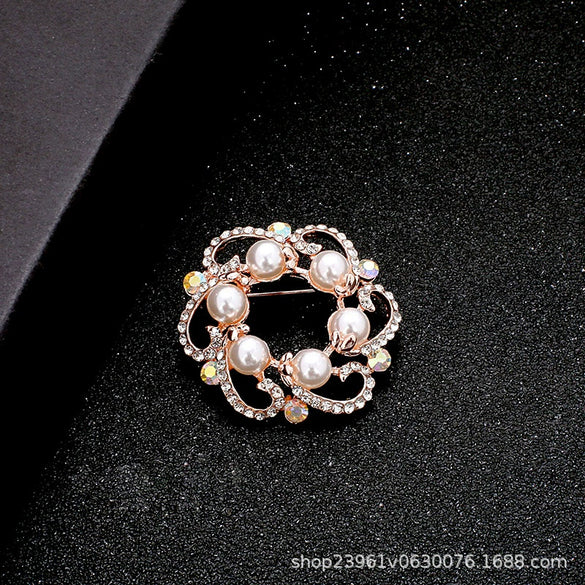 Wholesale Alloy Rhinestone Mother Cat Brooch With Flower Pattern Electroplated For Women Retro And Highgrade Temperament Coat Accessories