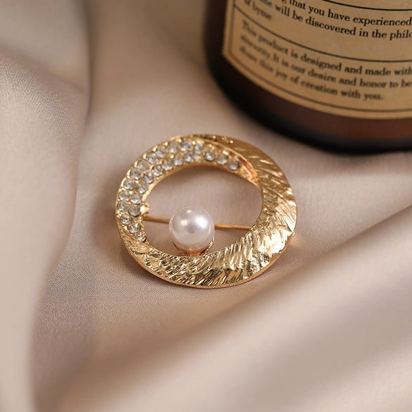 Wholesale Alloy Round Pearl Geometric Minimalist Women's Electroplated Brooch
