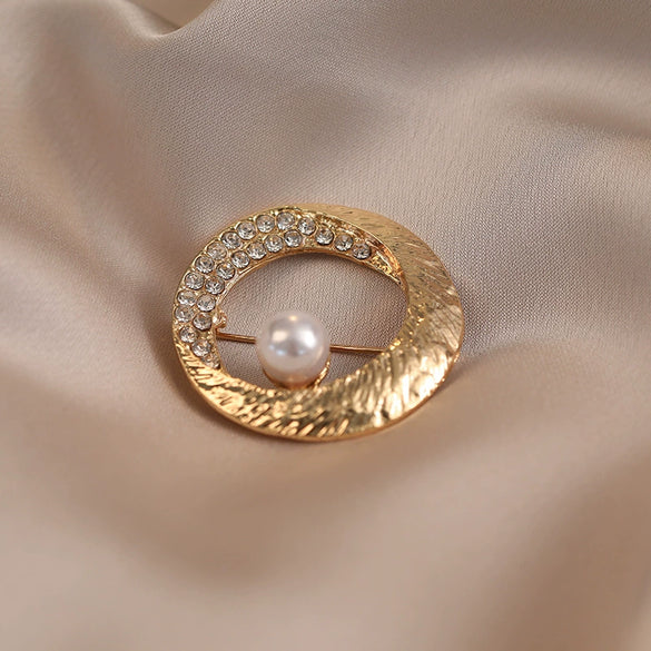 Wholesale Alloy Round Pearl Geometric Minimalist Women's Electroplated Brooch