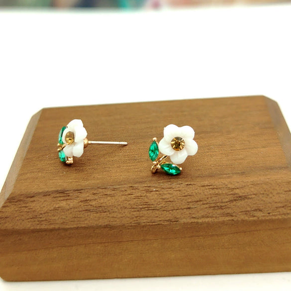Wholesale Alloy 925 Silver Diamond Earrings With White Flower Pattern Electroplated For Students