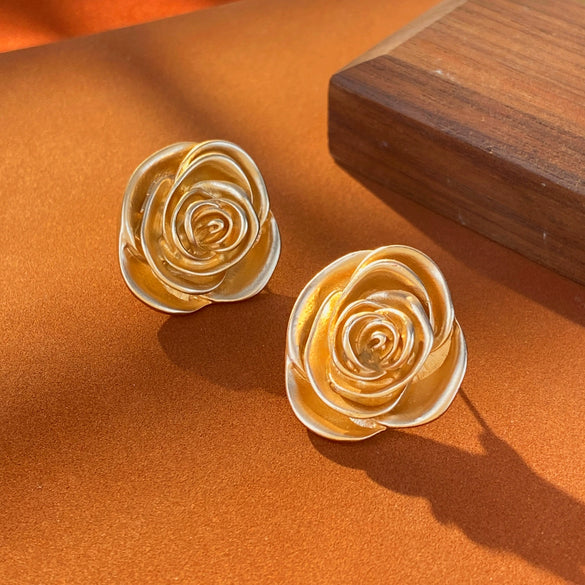 Wholesale Alloy Stud Earrings Women's Geometric And Flower Style Electroplated