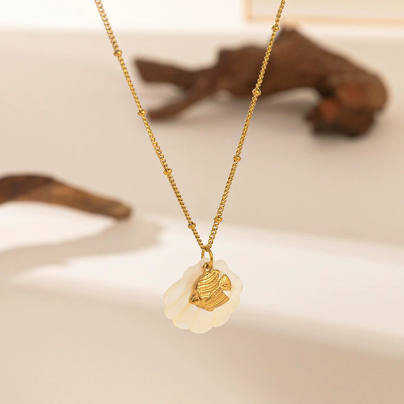Wholesale Animalshaped Stainless Steel Electroplated 18K Gold Color Conch And Starfish Pendant Necklace For Women