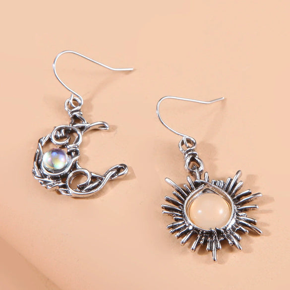 Wholesale Bohemian Style Moonstone Necklace With Winding Hollow Moon Pendant Alloy Material Geometric Pattern Electroplating Treatment