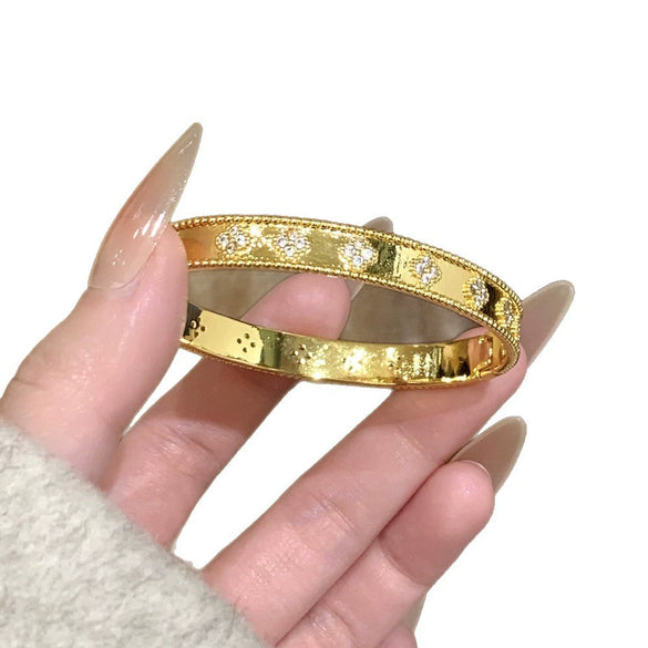 Wholesale Brass Microinlaid Fourleaf Clover Clasp Bracelet In Light Luxury Style