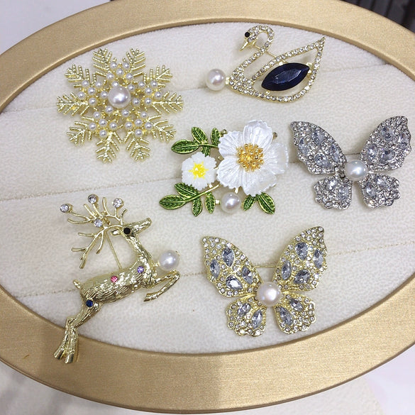 Wholesale Brooch Alloy Inlaid With Natural Freshwater Pearls Insect Snowflake Fawn Butterfly Design For Women