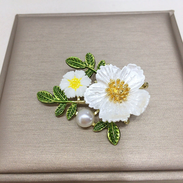 Wholesale Brooch Alloy Inlaid With Natural Freshwater Pearls Insect Snowflake Fawn Butterfly Design For Women