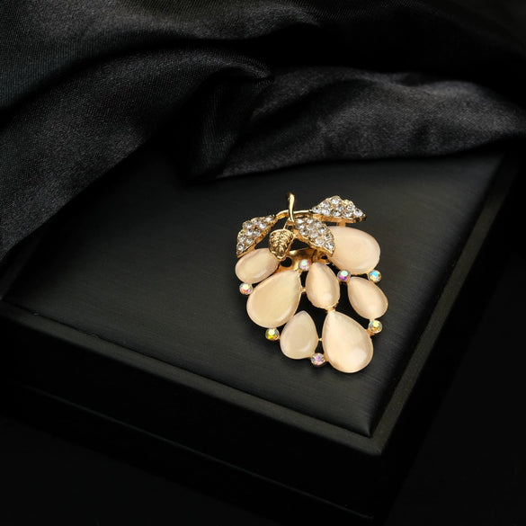 Wholesale Brooch Zinc Alloy Fruit And Leaves Shaped Electroplated For Women And Unisex