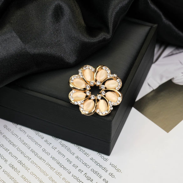 Wholesale Brooch Zinc Alloy Geometric Animal Flower Bow Leaf Star Design Electroplating For Women