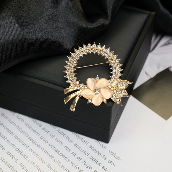 Wholesale Brooch Zinc Alloy Geometric Animal Flower Bow Leaf Star Design Electroplating For Women