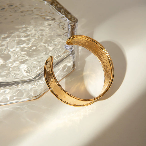Wholesale Classic Stainless Steel Widefaced Hammer Pattern Open Bracelet Jewelry With 18K Gold Electroplating Does Not Fade