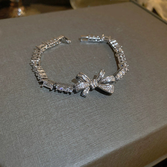 Wholesale Copper Alloy Emerald Crystal Bracelet With Flower Design And Real Gold Electroplated For Women In Geometric Popular Style