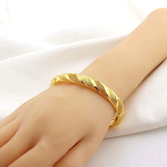 Wholesale Copper Hollow Opening Buckle Bracelet For Women With 18K Gold Plated Electroplating And Geometric Design