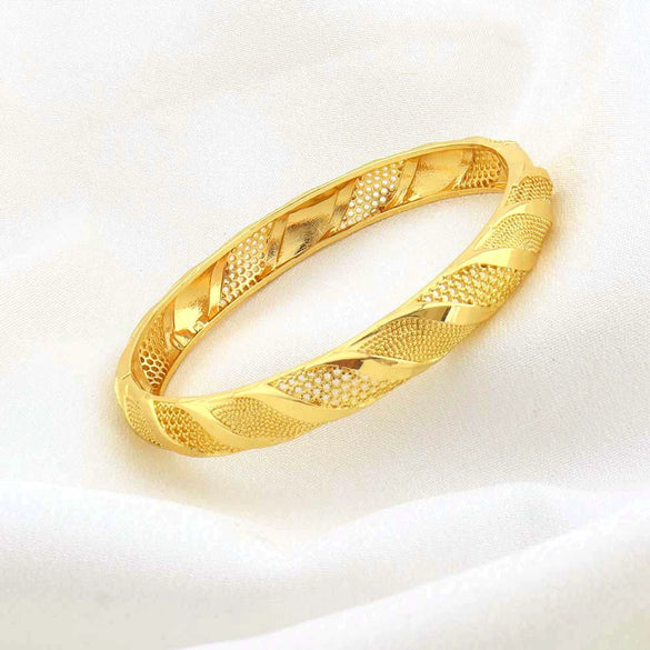 Wholesale Copper Hollow Opening Buckle Bracelet For Women With 18K Gold Plated Electroplating And Geometric Design