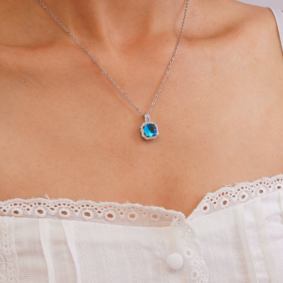 Wholesale Copper Inlaid Zircon Simple Style Square Perfume Bottle Pendant Necklace For Women With Electroplating