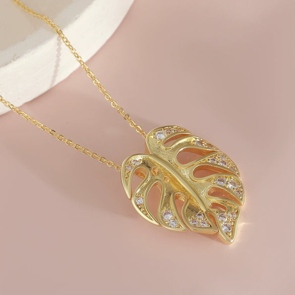 Wholesale Copper Leaf Pendant Necklace With Electroplating O Word Chain Little Fresh Style