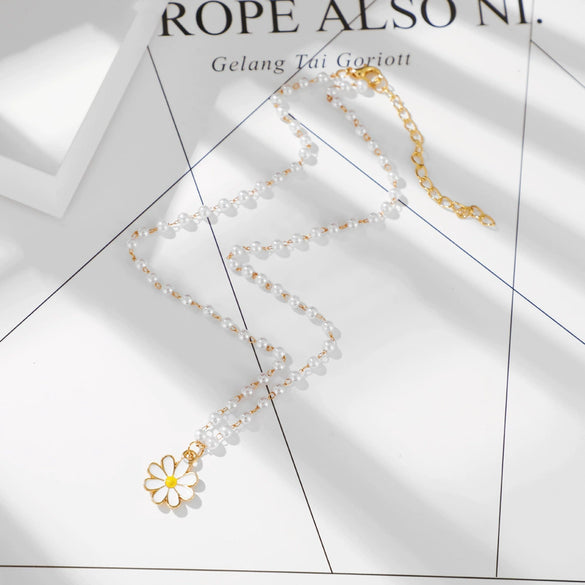 Wholesale Daisy Pendant Pearl Necklace For Women Alloy Material Fresh Style Electroplating Design